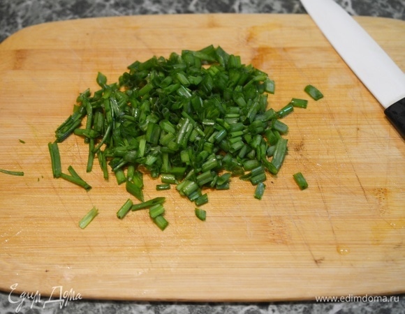 Лук вымойте, обсушите, произвольно нарежьте.