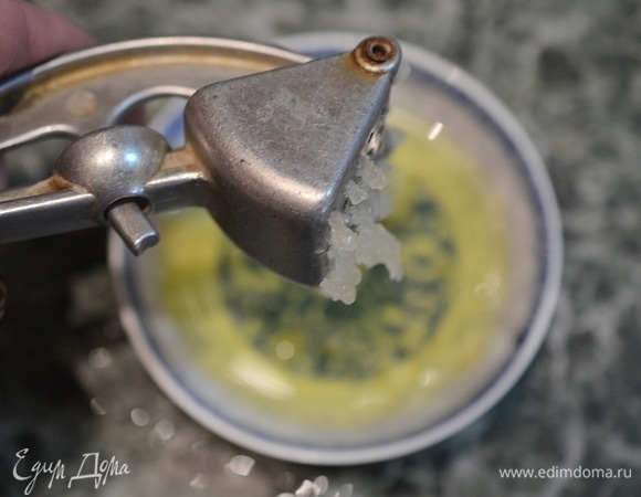 Для заправки в нерафинированное подсолнечное масло добавьте измельченный чеснок.