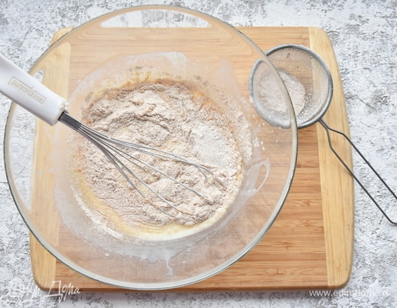 Соединить сухие компоненты для теста: муку, соль, имбирь молотый, разрыхлитель. Добавить к жидкими ингредиентам и аккуратно перемешать силиконовой лопаткой.