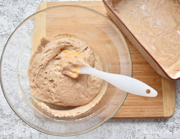 Долго замешивать тесто не следует. Форму для выпечки выстелить пергаментом и смазать сливочным маслом.