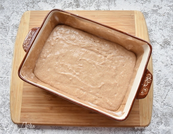 Аккуратно распределить по форме тесто.