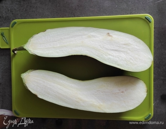 Баклажан нужно выбрать широкий и длинный, мой размером около 22 см. Промыть, разрезать на 2 половинки.
