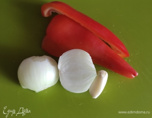 Подготовить для фарша лук, чеснок, болгарский перец.