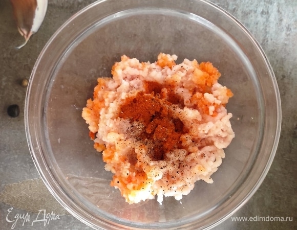 Приготовить фарш, добавить соль и специи по вкусу. Тщательно перемешать.