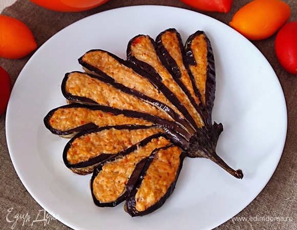 Готовый баклажан по желанию можно украсить кусочками свежего помидора. Приятного аппетита!