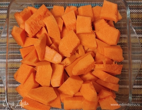 Тыкву очистить, нарезать кусочками и запечь до готовности. В рецепте указан вес готового тыквенного пюре, так как плоды могут быть разными по сочности, плотности и так далее. Следовательно, сырой неочищенной тыквы нужно взять примерно 1 кг.