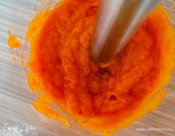 Пюрировать запеченную тыкву. Откинуть пюре на мелкое сито или в марлю и дать стечь лишней жидкости.