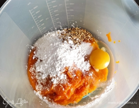 В чашу сложить готовое тыквенное пюре, яйца, крахмал, сахар и апельсиновую цедру. Все хорошо измельчить погружным блендером. Тыквенная масса готова.