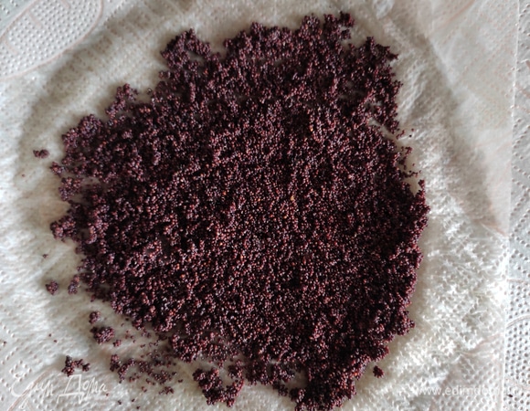 Мак промыть, проварить примерно 10 минут, воду слить и просушить на бумажном полотенце.