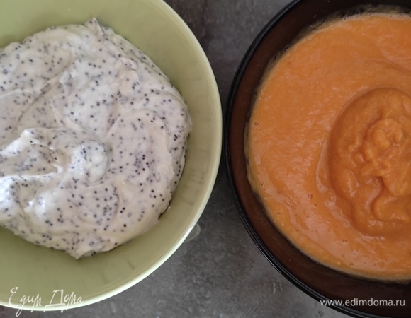 Обратите внимание, что массы обязательно должны быть одинаковыми по консистенции! Если вдруг творог был суховатым и творожная масса получилась гуще, добавьте немного сметаны.