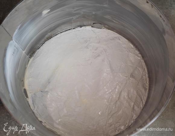 Форму лучше взять разъемную. У меня — кольцо, в качестве донышка использована фольга. Дно и бока формы хорошо смазать сливочным маслом.