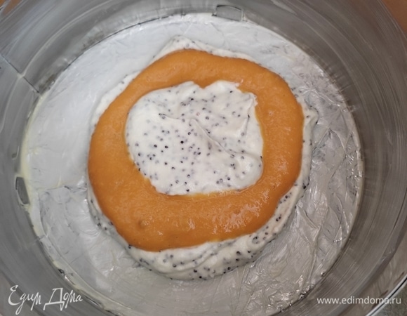 Выкладываем в центр формы поочередно творожную и тыквенную массы по 1 ст. ложке.