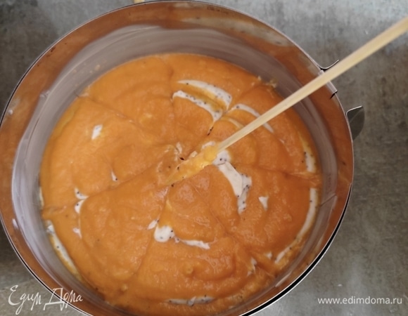 Шпажкой провести несколько линий к центру, чтобы в готовой запеканке получился интересный рисунок. Выпекаем запеканку в разогретой до 180°C духовке 40–50 минут.