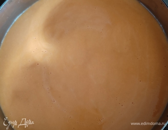 Ставим в духовку еще на 10–12 минут. Готовую запеканку достаем из духовки, полностью остужаем, проходимся ножом по краю бортика и только после этого достаем запеканку.