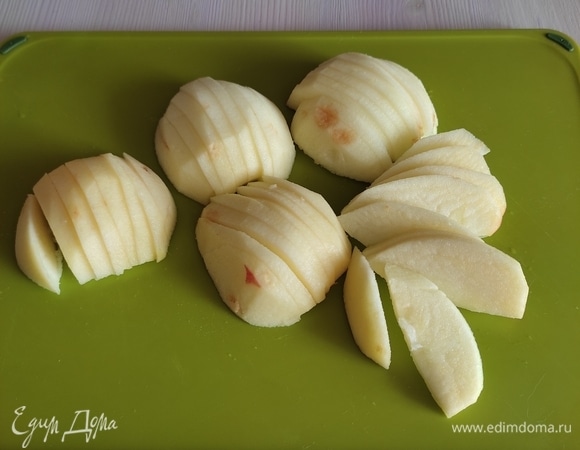 Яблоки вымыть, почистить и нарезать тонкими дольками.