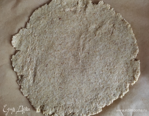 Отдохнувшее тесто раскатать сразу на пергаменте (лучше взять силиконизированный) толщиной 3–4 мм.