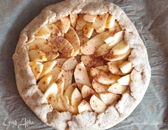 Края теста завернуть внутрь, сформировав галету. Выпекать 30–40 минут при 180°C. Смотрите по своей духовке!