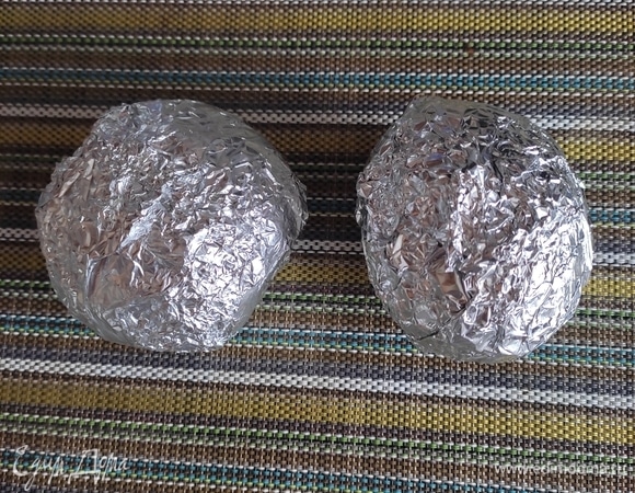 Свеклу тщательно моем, заворачиваем в фольгу и запекаем в духовке до готовности. Остужаем.