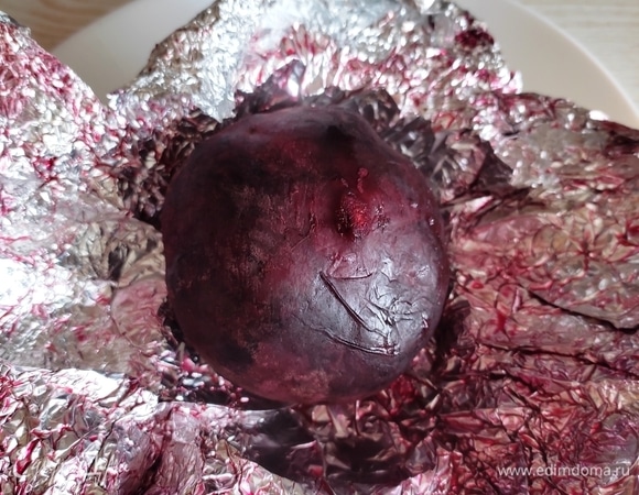 Готовую свеклу чистим и трем на крупной терке.