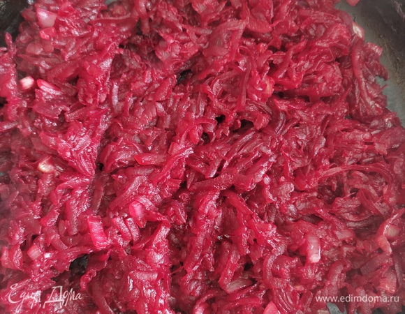 Добавляем свеклу и тушим, помешивая, 5–7 минут. Добавляем томатную пасту, сахар и соль по вкусу. Все хорошо перемешиваем и тушим еще 7–10 минут.