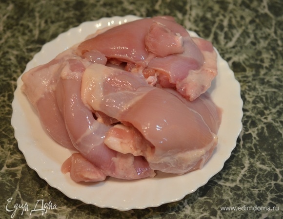 Куриное филе промойте, обсушите. У меня филе бедра — котлеты из него нежнее и сочнее, но можно взять и филе грудки.