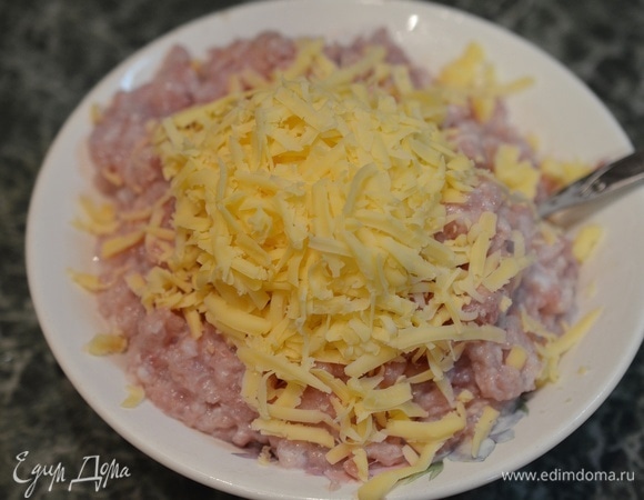 Затем — натертый на средней терке сыр.