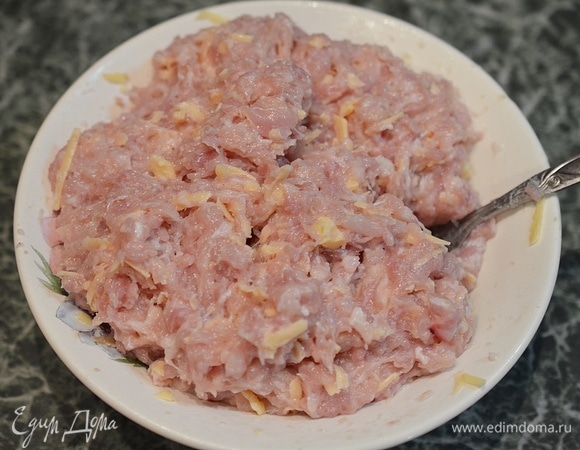 Все перемешайте до однородного состояния. Масса получается не очень плотной, и котлеты из нее не сформируешь.