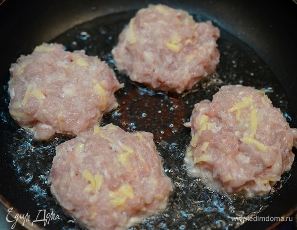 В сковороду с разогретым маслом выкладывайте ложкой немного фарша и обжаривайте на среднем огне 5–7 минут с каждой стороны.