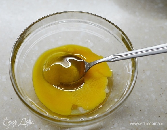 К желтку добавьте мед.