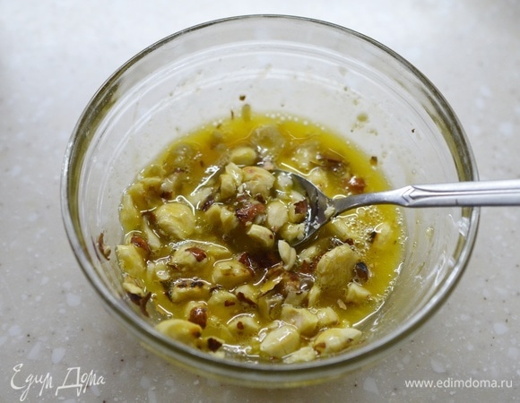 Добавьте к желтку с медом.