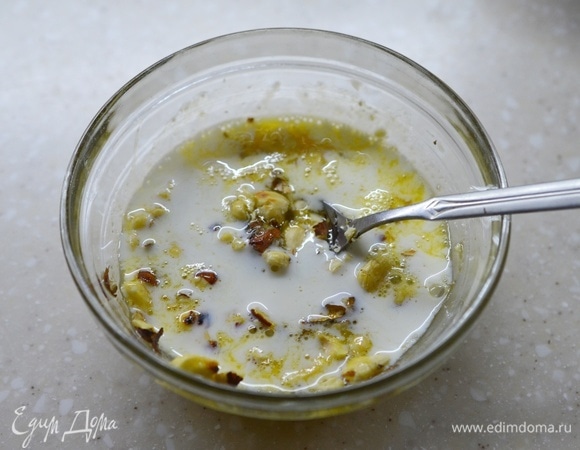 Влейте сливки. Добавьте ваниль, корицу и все перемешайте.