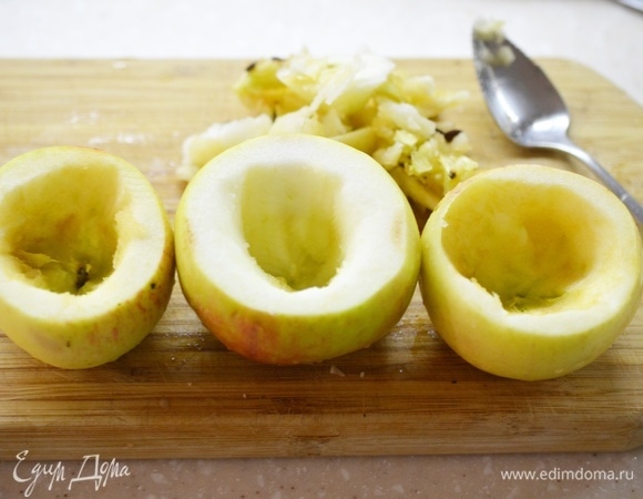 У яблок срежьте верхушку, удалите семенную коробочку.