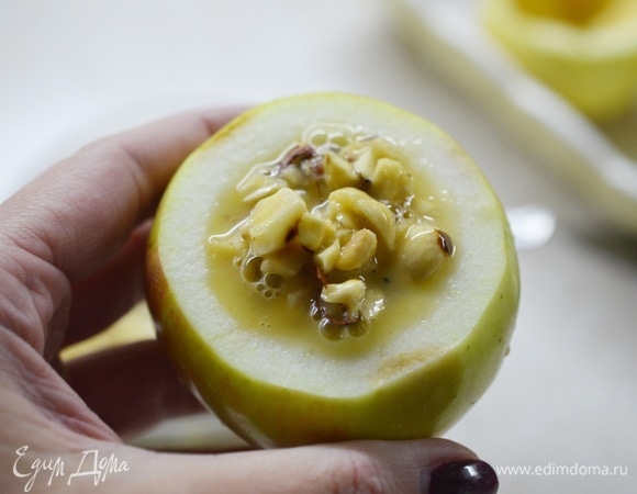 Наполните яблоки ореховой начинкой. Запекайте в духовке при 180°C около 15–20 минут или в микроволновке 2–3 минуты.