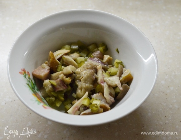 Смешайте нарезанное.