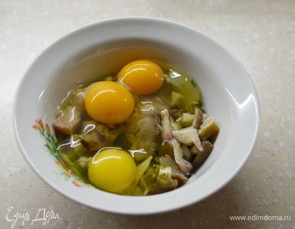 Вбейте яйца.