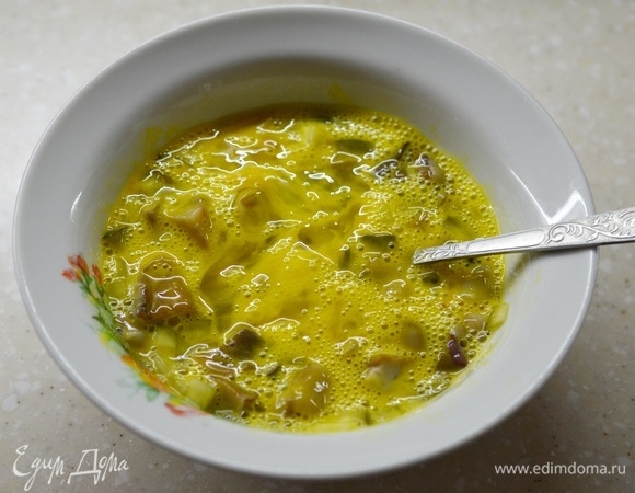 Добавьте молоко. Посолите и все перемешайте.