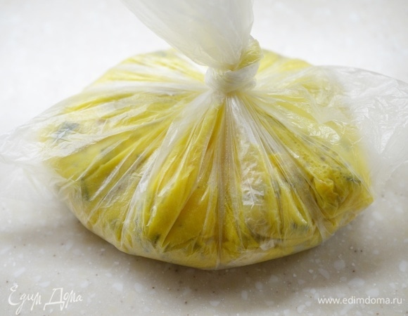 Один пакет вставьте в другой для прочности. Вылейте в пакет омлетную массу и завяжите узел.