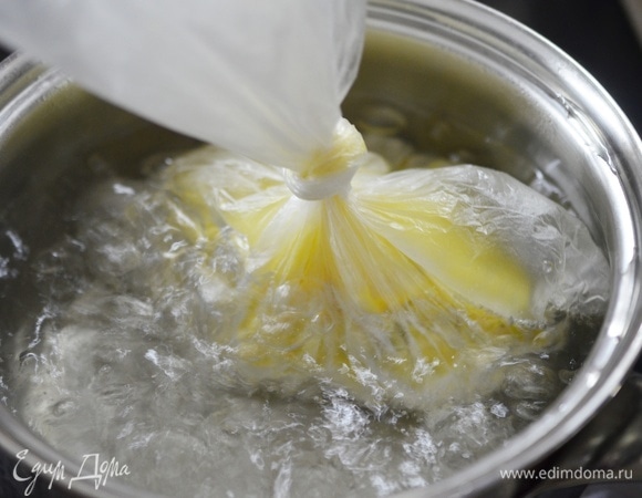 Опустите в посуду с кипящей водой и варите около 20–25 минут.