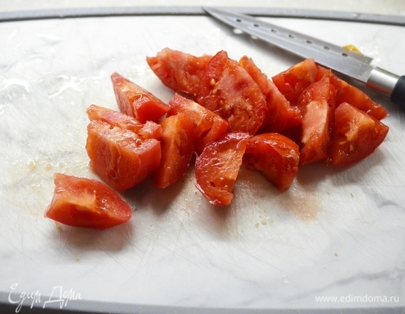 Помидоры вымойте, нарежьте дольками.