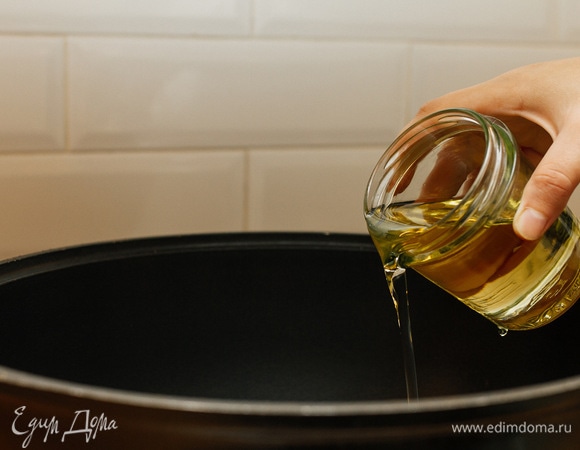 В казане раскалить масло.