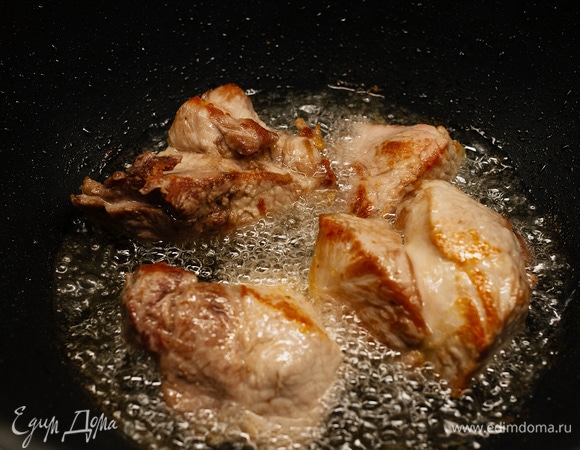 Перевернуть и обжарить с другой стороны.