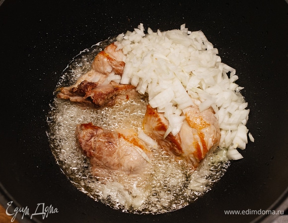 Добавить мелко нарезанный кубиками лук, перемешать.