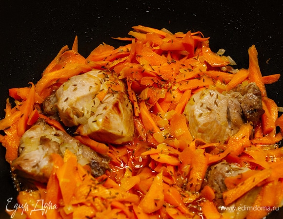 Перемешать, чтобы морковь оказалась под мясом, добавить пару щепоток зиры и жарить, периодически помешивая.