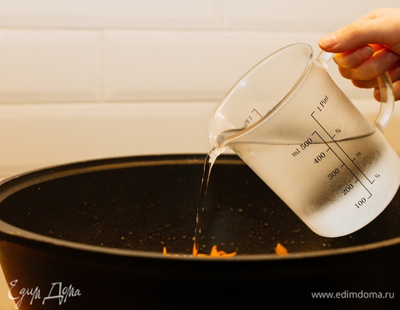 Когда морковь станет мягкой, налить воду, чтобы она слегка покрыла мясо, хорошо посолить.