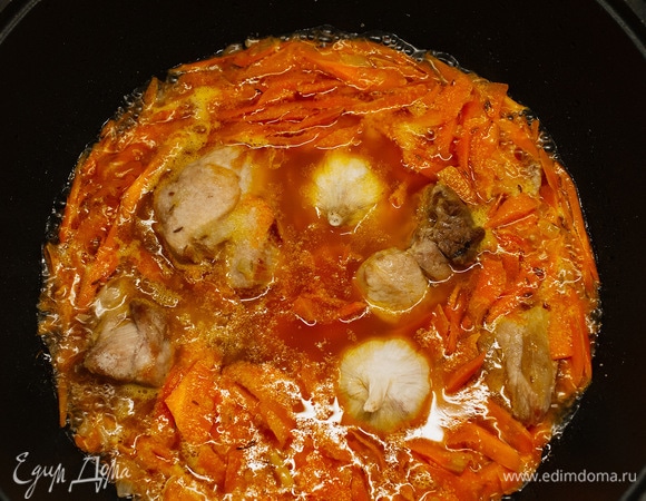 Положить чеснок (целой головкой).