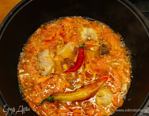 По желанию можно добавить целый горький стручковый перец и продолжить тушение на среднем огне в течение 15–20 минут.