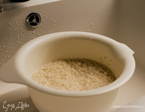 Тем временем промыть рис до прозрачной воды.