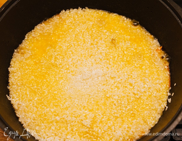 Выложить ровным слоем в казан.