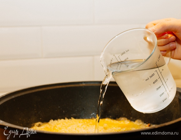 Налить воды на 2 см выше уровня риса, еще добавить 2 щепотки соли.