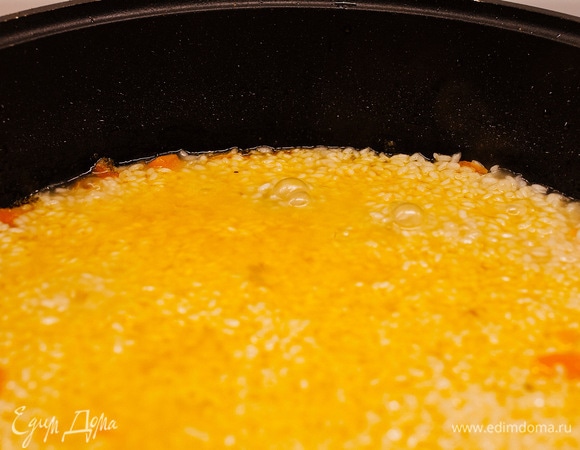 Готовить на сильном огне до почти полного выпаривания жидкости.